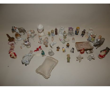 A selection of miniature figures including santas, pudding doll, jointed cat etc (cab 14)