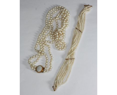 A double stringed necklace of cultured pearls, individually knotted, pearl diameter 7mm, necklace length approx. 90cm, with g