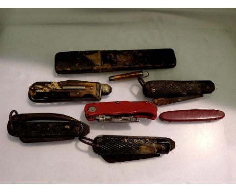 Box containing mixed penknives and a cut throat razor. UK P&amp;P Group 1 (£16+VAT for the first lot and £2+VAT for subsequen