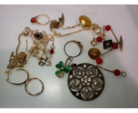 Mixed yellow metal jewellery. UK P&amp;P Group 1 (£16+VAT for the first lot and £2+VAT for subsequent lots) 