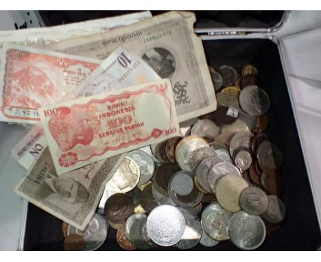 Mixed coins and banknotes. UK P&amp;P Group 1 (£16+VAT for the first lot and £2+VAT for subsequent lots) 