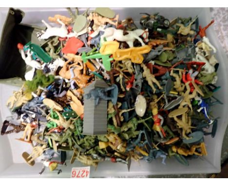 Tray of mixed plastic soldiers etc, including Deetail. UK P&amp;P Group 3 (£30+VAT for the first lot and £8+VAT for subsequen
