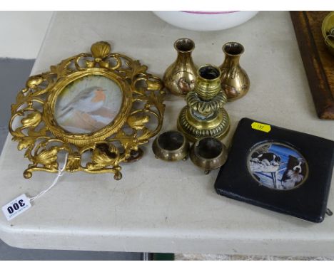 Print of a robin in an attractive gilt leaf and scrolled easel frame, a pair of small Oriental brass vases with raised bird a