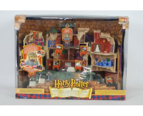 Mattel, Harry Potter, Polly Pocket  - A boxed 2001 in the style of Polly Pocket Mattel Harry Potter Hogwarts School Deluxe El