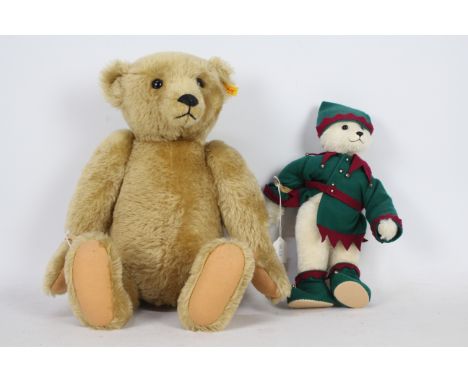 Steiff - Two mohair teddy bears with glass eyes, stitched nose and suede paws. One of the two bears is a Steiff bear with yel