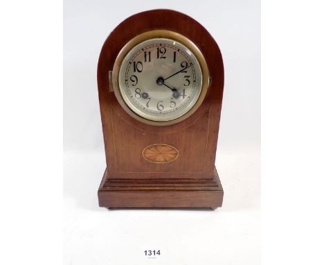 An Edwardian mahogany mantel clock with satinwood paterae inlay, 29cm 