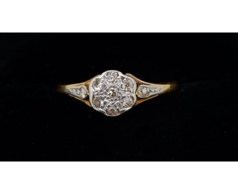 An Edwardian 18 carat gold diamond cluster ring, size K to L, 1.8g