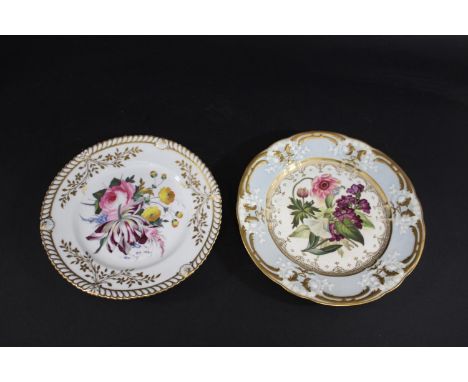 CHAMBERLAIN WORCESTER CABINET PLATE the centre brightly painted with a variety of flowers, with a border of gilt leaves and a