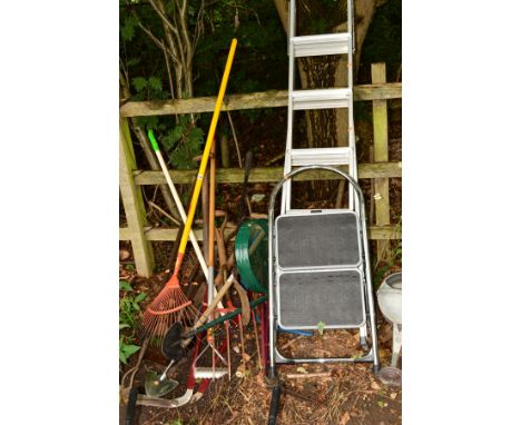 A COLLECTION OF VARIOUS GARDEN HAND TOOLS to include shovels, forks, edgers, etc, together with an aluminium step ladder, ano