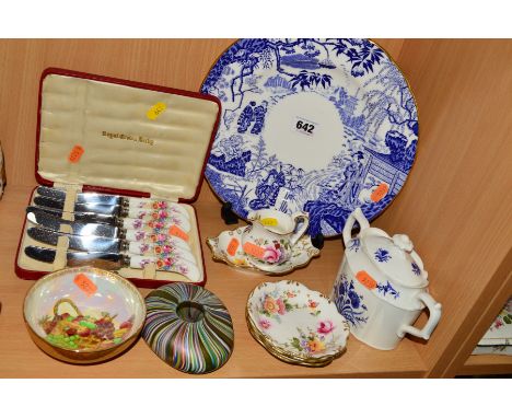 A GROUP OF CERAMICS AND GLASSWARES to include Royal Crown Derby 'Mikado' plate, boxed pistol shaped handled 'Derby Posies' kn