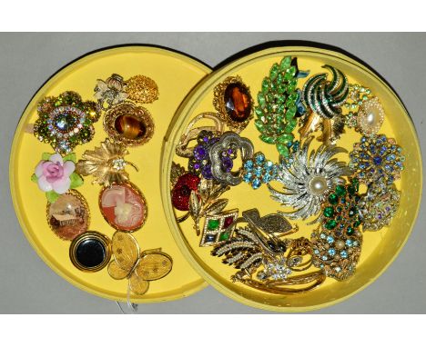 A SELECTION OF COSTUME JEWELLERY BROOCHES, to include a Sarah Coventry brooch, paste and imiation pearl brooches, many of flo