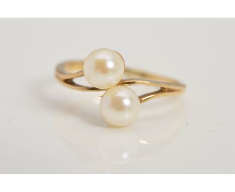 A 9CT GOLD CULTURED PEARL RING, designed as two cultured pearls in a crossover design to two bifurcated bands, with 9ct hallm