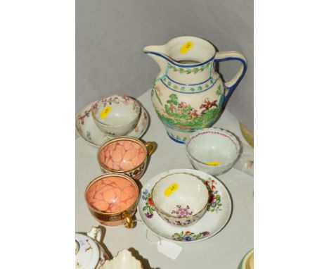 AN EARLY 19TH CENTURY WORCESTER PORCELAIN TEACUP, orange marble decoration, gilt Greek Key border, painted with puce crest fo