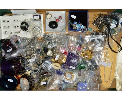 A BOX OF MAINLY MODERN COSTUME JEWELLERY, to include an imitation pearl necklace, two late Victorian jet brooches, bangles, n