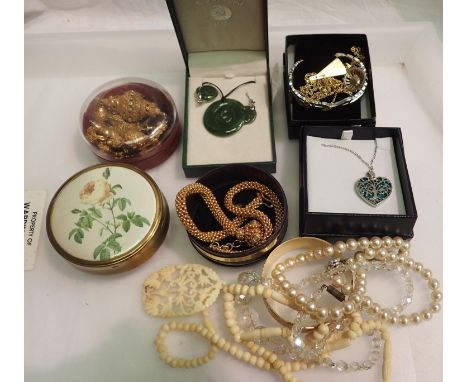 Mixed items, mainly costume jewellery. P&amp;P Group 1 (£14+VAT for the first lot and £1+VAT for subsequent lots) 