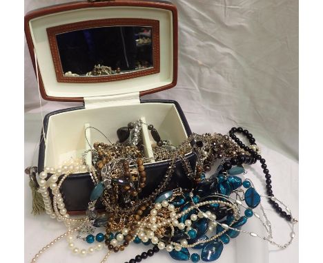 Ladies leather jewellery box with costume jewellery contents. P&amp;P Group 1 (£14+VAT for the first lot and £1+VAT for subse