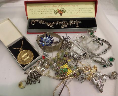 Mixed jewellery including some silver. P&amp;P Group 1 (£14+VAT for the first lot and £1+VAT for subsequent lots) 