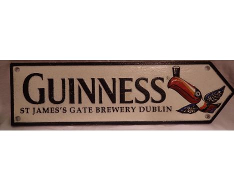 Cast iron Guinness toucan arrow, W: 50 cm. P&amp;P Group 1 (£14+VAT for the first lot and £1+VAT for subsequent lots) 
