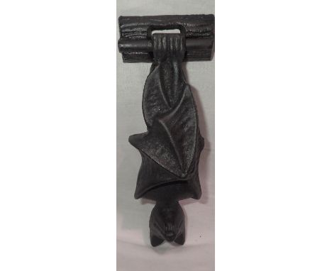 Cast iron bat door knocker, H: 12 cm. P&amp;P Group 1 (£14+VAT for the first lot and £1+VAT for subsequent lots) 