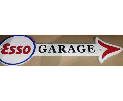 Cast iron Esso garage arrow sign, W: 40 cm. P&amp;P Group 1 (£14+VAT for the first lot and £1+VAT for subsequent lots) 