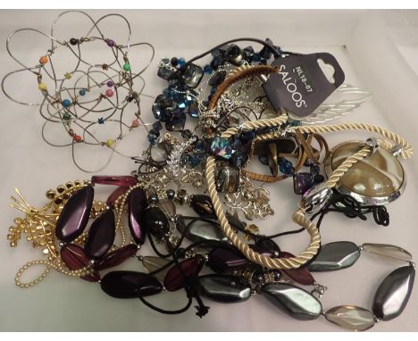 Mixed jewellery including silver examples. P&amp;P Group 1 (£14+VAT for the first lot and £1+VAT for subsequent lots) 