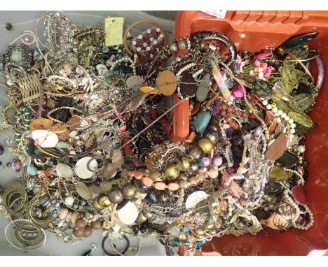 Mixed costume jewellery. P&amp;P Group 1 (£14+VAT for the first lot and £1+VAT for subsequent lots) 