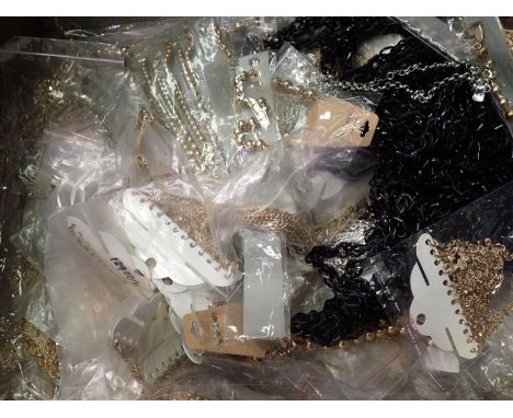 Quantity of mixed costume jewellery. P&amp;P Group 1 (£14+VAT for the first lot and £1+VAT for subsequent lots) 