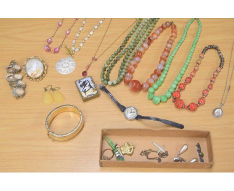 Small selection of costume jewellery to include a&nbsp;carnelian agate bead necklet, erotic brass and enamel box with a sprun