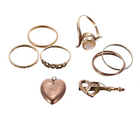 Assorted jewellery to include a 22ct wedding band ring, 2.2gm; four 9ct rings 6.6gm; 9ct heart lock pendant and a 9ct scrap b