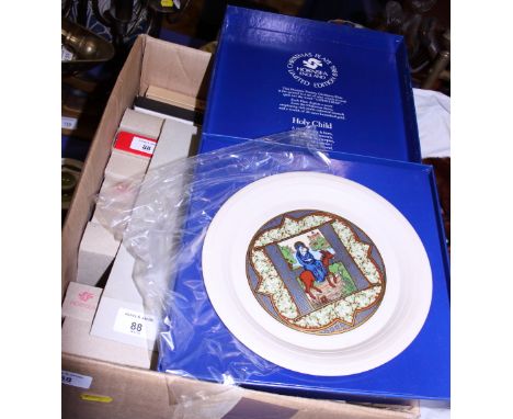 A complete set of limited edition Hornsea Christmas collectors plates and various other plates including limited edition Spod