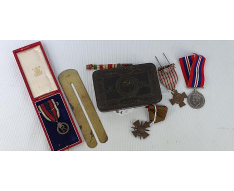 Princess Mary tin containing War Medal, Queen Alexander nursing medal boxed, Croix du Guerre with Star 14/18 combatants cross