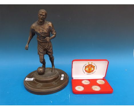 A Manchester United bronze effect figure of Roy Keane limited edition 243/500 together with a Manchester United medallion col