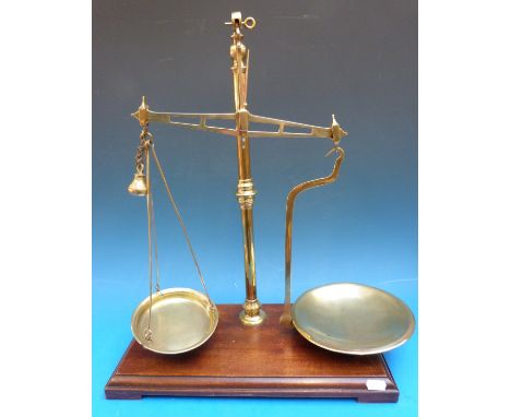 A set of W & T Avery Ltd 8oz banking beam scales