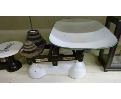 A 28lb set of 'grocery' scales by W.T Avery, enamelled base and bowl together with a run of six cast iron weights