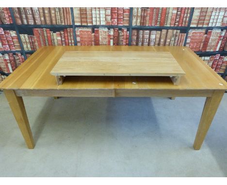 A modern light oak extending dining table (L225 with leaf, W101 x H76cm) 
