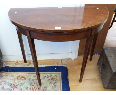 A Georgian D shaped fold over card table with inlaid detail (W91cm x H70cm) 