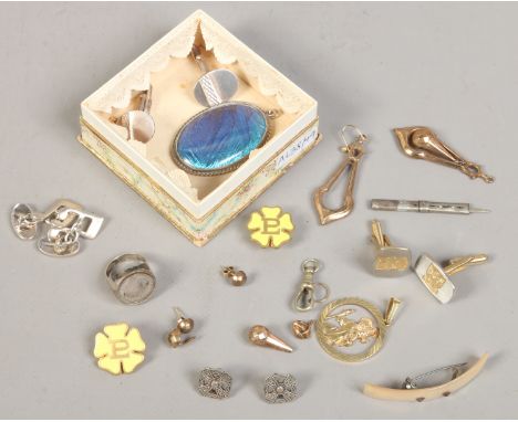 A quantity of collectables and jewellery including a pair of 9ct gold stud earrings, brooches, silver cufflinks etc.