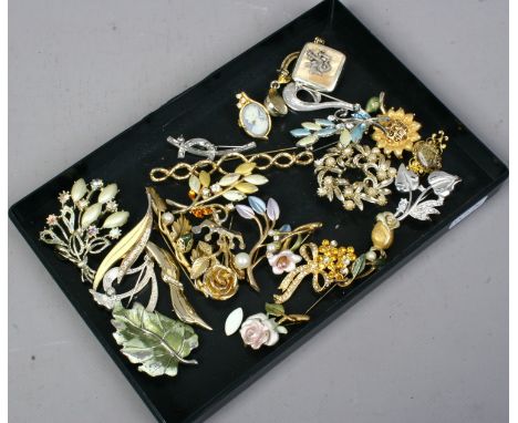 A tray of vintage costume jewellery brooches including spray brooches etc.