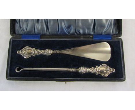 Cased silver handled shoe horn and button hook Chester 1912