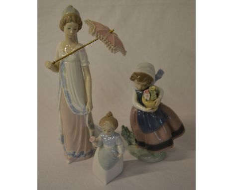 3 Llado / Nao figures of a lady and two children