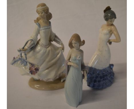 3 Llado / Nao figures of ladies