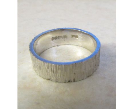 18ct white gold textured band ring size M/O weight 6.4 g