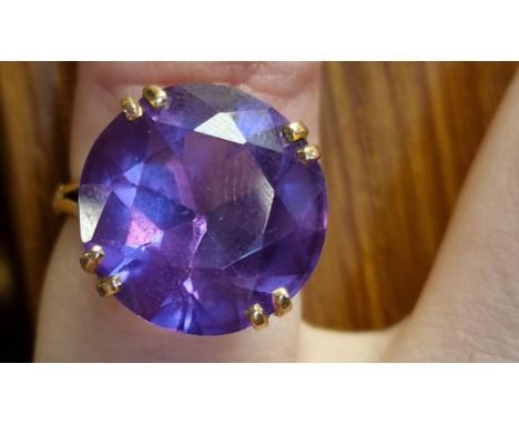 9ct Gold &amp; Amethyst Large Stone Dress Ring, size J+0.5 &amp; 5.4g