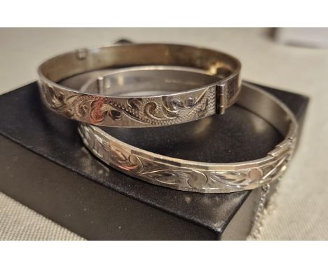 Silver Hallmarked Pair of Vintage Jewellery Bangles - 40.35g