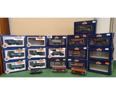 16 Bachmann Boxed Train Set OO Gauge Wagons inc Coal Grey Mineral Wagons (33-752A), Hopper Wagons (33-577 &amp; 33-575A) and 