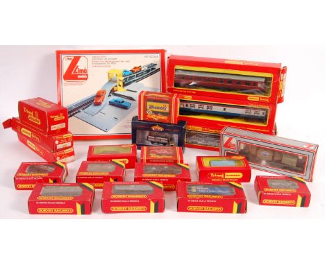 A good collection of assorted vintage 00 gauge model railway trainset rolling stock items - including: Lima Models Automatic 