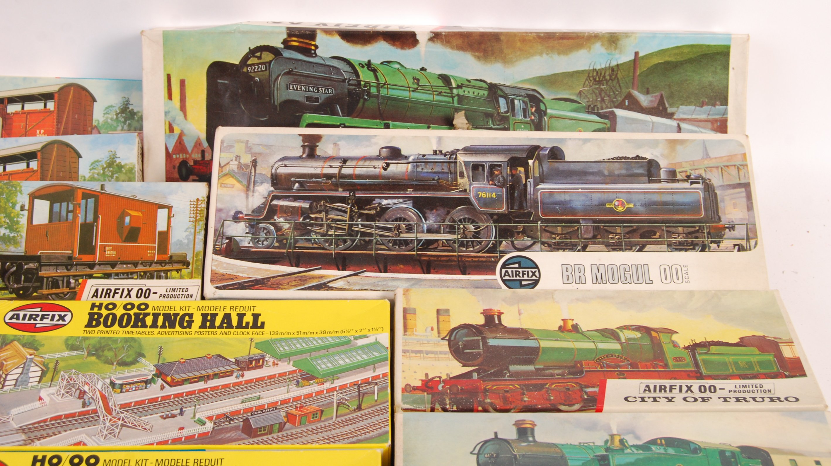 A collection of 15x assorted Airfix 00 Gauge model railway kits to