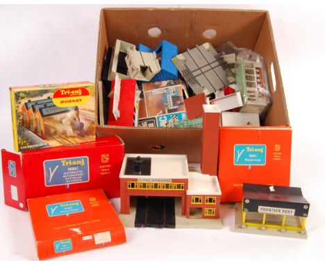 A large collection of assorted original vintage Tri-ang / Triang Minic Motorways boxed and unboxed playset accessories. To in