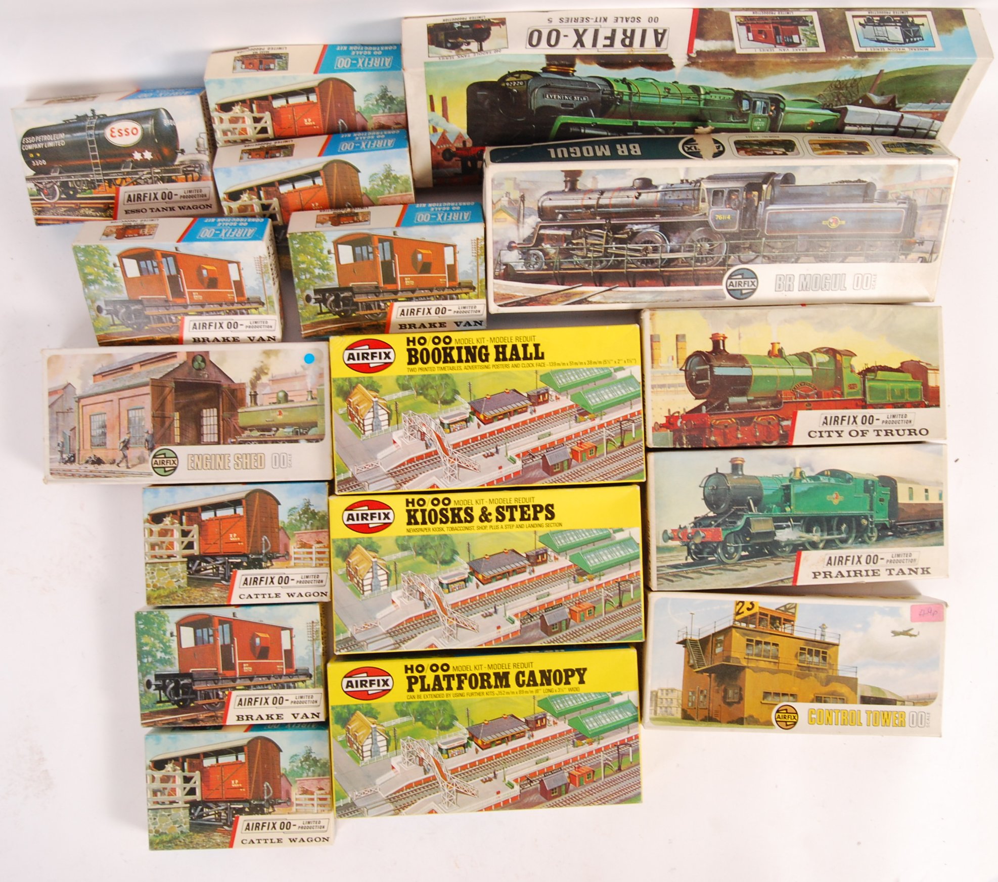 A collection of 15x assorted Airfix 00 Gauge model railway kits to