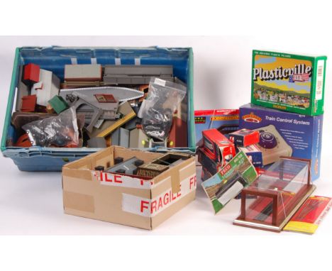 A large collection of assorted 0 / H0 / 00 Gauge model railway locomotive trainset accessories to include; Lima 6x 40 3035 bo